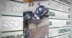 Imagens que circulam nas redes sociais mostram a motocicleta completamente destruída após o impacto.