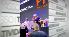 Kleber Bambam e Davi Brito durante coletiva de imprensa em São Paulo; troca de provocações quase resultou em confronto físico antes da luta marcada para maio.