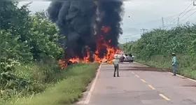 Explosão após colisão entre carretas interdita totalmente a PA-475, em Moju, e mobilizou equipes de concessionária e do Corpo de Bombeiros