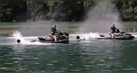 Após derrubar companheira de moto aquática em Bertioga, homem realiza manobras perigosas próximas à vítima.