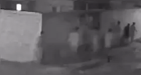 Câmeras de segurança registraram o momento que os 14 detentos fugiram da instituição penitenciária