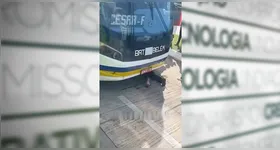 Idoso é atingido por ônibus do BRT na Almirante Barroso e imagens mostram vítima debaixo do veículo após o impacto.