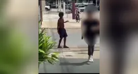 Um homem em situação de rua foi atacado por estudantes de direito com arma de choque.