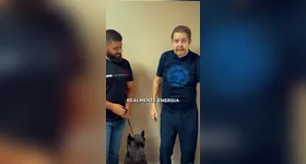 Apresentador aparece em pé em vídeo raro