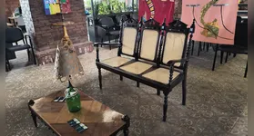 Artesãos transformam móveis descartados em peças sustentáveis e artísticas em Belém.