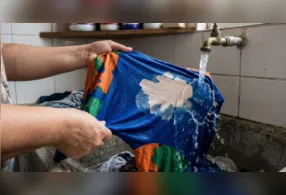 Com um pouco de paciência e os materiais certos, é possível recuperar roupas manchadas por água sanitária e prolongar a vida do guarda-roupa.