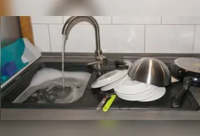 Métodos caseiros, como água fervente e bicarbonato, podem resolver entupimentos sem a necessidade de produtos químicos