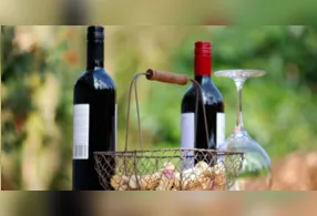 Técnicas improvisadas permitem abrir vinho sem saca-rolhas, mas exigem atenção para evitar acidentes