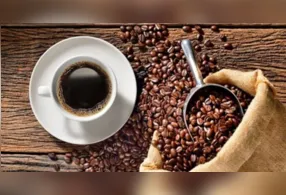 O uso de garrafas térmicas adequadas ajuda a preservar o sabor e o aroma do café ao longo do dia