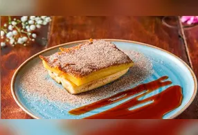 Cartola feita com banana, queijo e mel