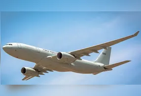 A comunicação entre pilotos e comissários segue protocolos bem definidos