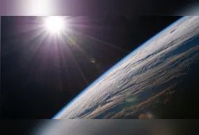 A desaceleração da rotação terrestre ocorre por diversos motivos.