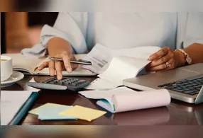 O fracionamento anual dessas despesas sazonais deve ser definido no orçamento do condomínio, facilitando o pagamento e evitando surpresas no final do ano.