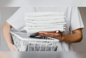 Químico Vlad ensina truque viral no TikTok para deixar roupas brancas usando permanganato de potássio e água oxigenada, sem desgaste dos tecidos.