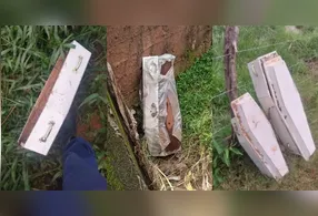 Chuva derruba muro de funerária e caixões param em rio