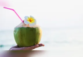 A água de coco possui baixo valor calórico quando comparada a refrigerantes e sucos industrializados.