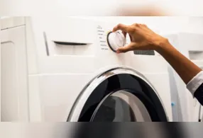 Sempre que possível, o uso de sacos protetores, água fria, sabão neutro e o ciclo delicado contribuem para preservar os materiais e evitar danos