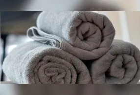 Mesmo quando você encontra toalhas de banho em promoção, uma toalha boa entrega conforto na pele, seca com menos esforço e não vira um pano duro depois de algumas lavagens.