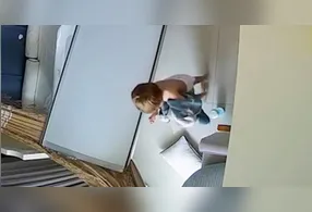 Por poucos centímetros. Imagens que viralizaram mostram o instante em que uma porta com espelho despenca ao lado de um bebê em Belém.