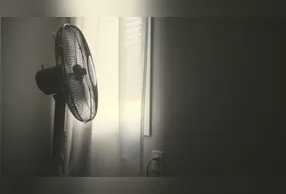 Pequenos ajustes no posicionamento do ventilador podem reduzir rapidamente a temperatura do quarto.