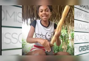 Quebrando coco babacu e "catando" hit de Zaynara, Mary Lima chamou atenção no TikTok com uma cena do cotidiano no interior do Maranhão.