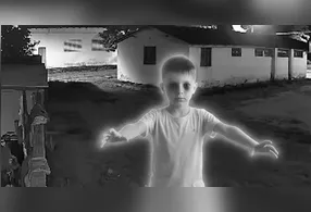 Imagem captada por câmera de segurança no bairro São Francisco, em Alenquer, mostra silhueta de menino que moradores associam a uma possível "visagem".