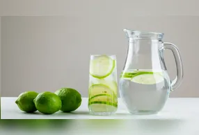Consumir água com limão todos os dias pode ser apenas uma forma mais agradável de se manter hidratado.