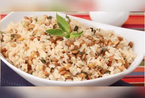 Arroz com lentilha e cebola caramelizada.