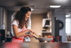 Para manter os utensílios de madeira em bom estado, é importante adotar uma rotina de limpeza simples, mas constante.
