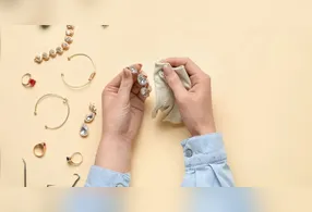 Para quem deseja restaurar a aparência dessas peças em casa, há truques eficazes e acessíveis.