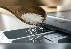 Uso do sal de cozinha potencializa a limpeza, ajuda a preservar cores e pode até substituir o amaciante em alguns casos