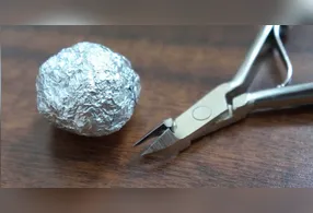 Manter as lâminas bem cuidadas reduz significativamente o risco de acidentes na cozinha. Isso acontece porque uma faca afiada exige menos pressão para cortar os alimentos.