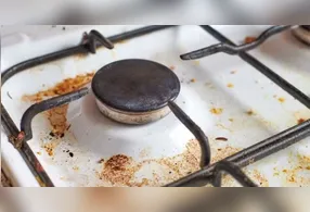 O metal enfraquecido pela ferrugem compromete tanto a mesa do fogão quanto as bocas, o que reduz a durabilidade do equipamento