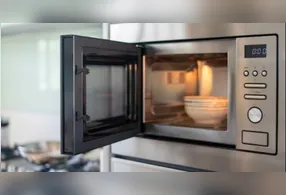 O prato giratório faz com que os alimentos passem por diferentes pontos de incidência das micro-ondas, promovendo um aquecimento uniforme e mais seguro.