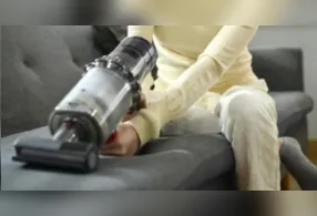 Além do sofá, o mesmo método pode ser usado em tapetes, almofadas e cortinas.