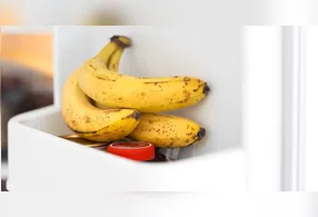 Alguns hábitos comuns dentro de casa também podem reduzir significativamente o tempo de conservação das bananas.