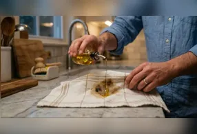 Para obter melhores resultados, use óleo vegetal claro e detergente neutro ou próprio para louças.