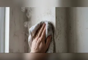 A dica é água quente e um pano