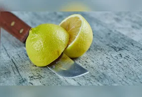 A casca do limão é capaz de amenizar odores na cozinha.