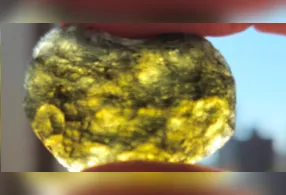 Embora negros e opacos à primeira vista, os geraisitos tornam-se translúcidos sob luz forte, exibindo coloração verde-acinzentada