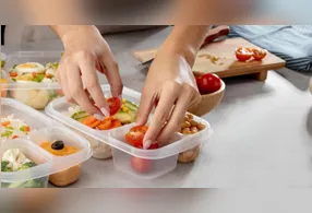 As bactérias naturalmente presentes nesse tipo de alimento encontram abrigo perfeito nas fissuras e arranhões que se formam com o uso frequente desses recipientes.