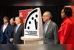 O Relógio do Apocalipse funciona como indicador simbólico das ameaças à sobrevivência humana. A meia-noite representa a autodestruição da espécie. Quanto mais próximo desse horário, maior o perigo iminente.