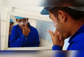 Para o rosto, especialmente em peles oleosas, com acne ou sensíveis, os médicos indicam fórmulas específicas.