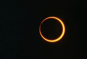 O efeito recebe esse nome porque a Lua deixa visível apenas um anel luminoso ao redor de sua silhueta escura.
