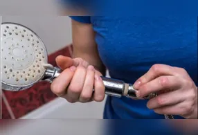 A limpeza regular do chuveiro não apenas garante um jato de água potente, mas também prolonga a vida útil do aparelho.