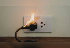 Embora a torradeira pareça inofensiva quando não está em funcionamento, ela continua a representar um risco mesmo após ser desligada.