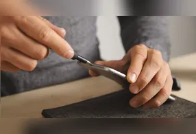 Vídeos com sons agudos que prometem “expulsar” a sujeira dos alto-falantes do celular se tornaram virais nas redes sociais.