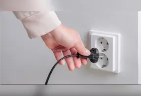 Alguns aparelhos continuam consumindo energia mesmo desligados, enquanto outros podem representar risco de curto-circuito.