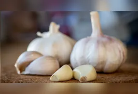 Ter alho sempre disponível em casa é uma prática que alia economia, sabor e praticidade.