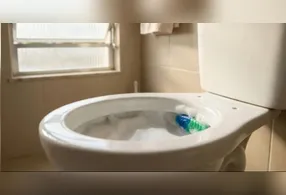 Além de desperdiçar sabão, o atrito da tampa com o plástico dura pouco e quebra a haste de fixação.